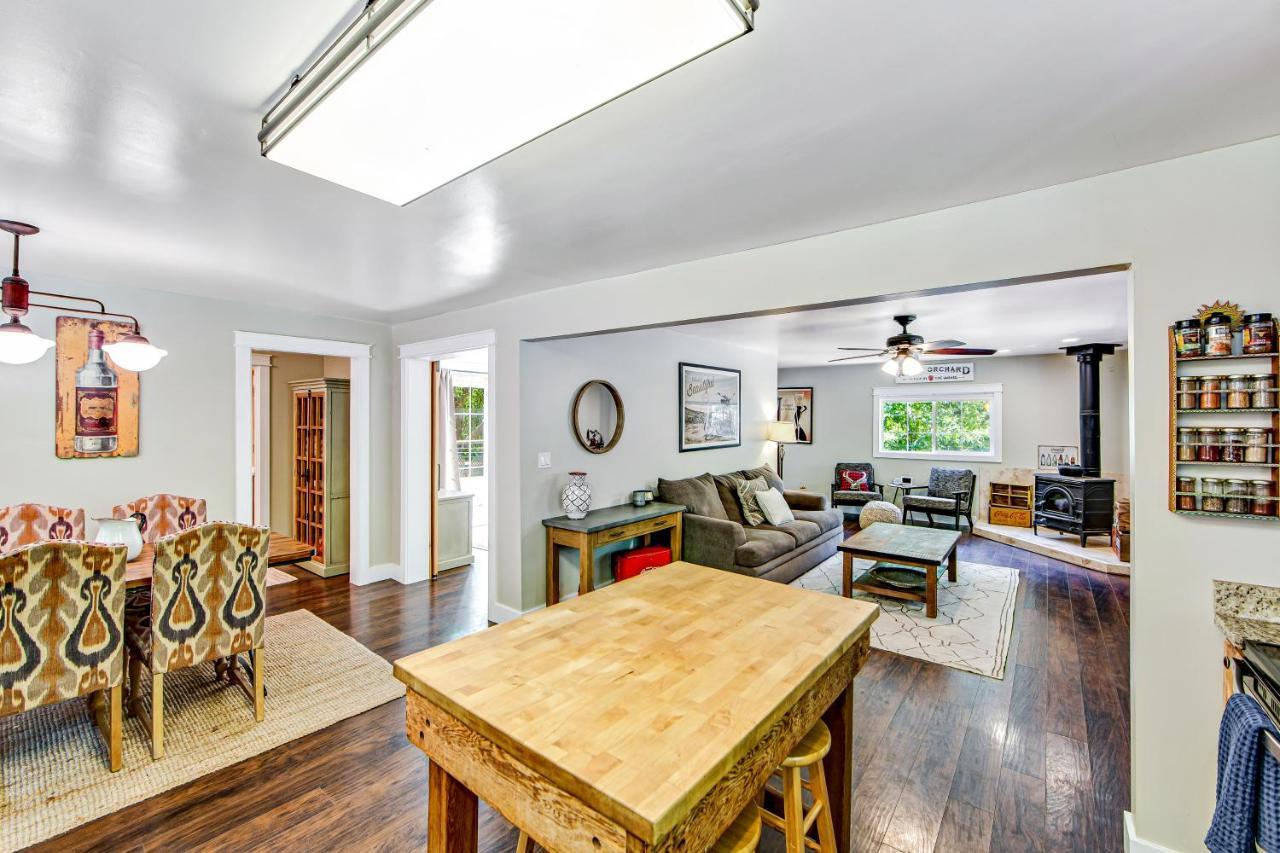 Orchard Near The River Escape Forestville Exterior photo